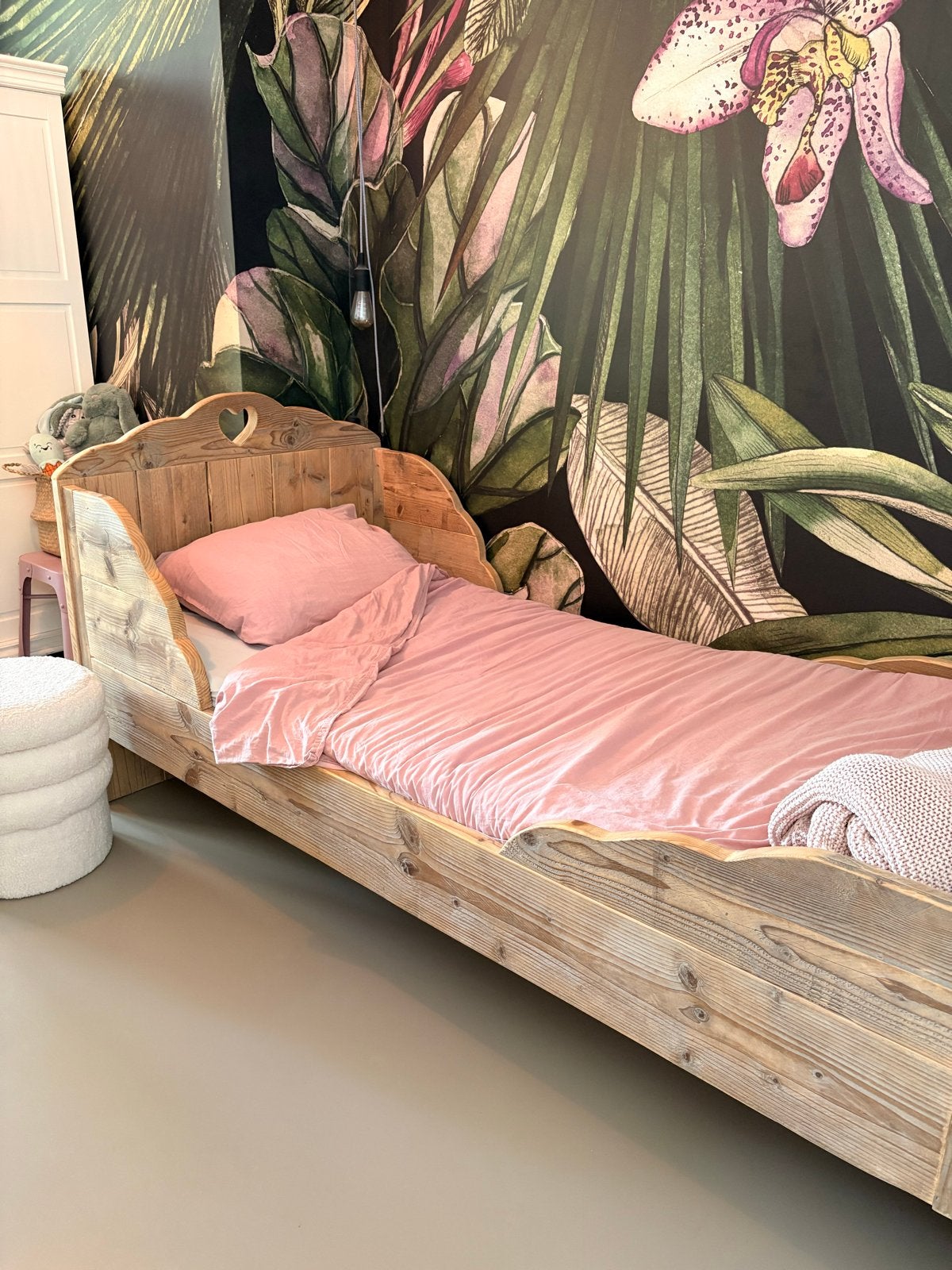 Eenpersoonsbed van hout met hartjesuitsparing, Huis en Inrichting, Ophalen, Gebruikt, 90 cm, Eenpersoons