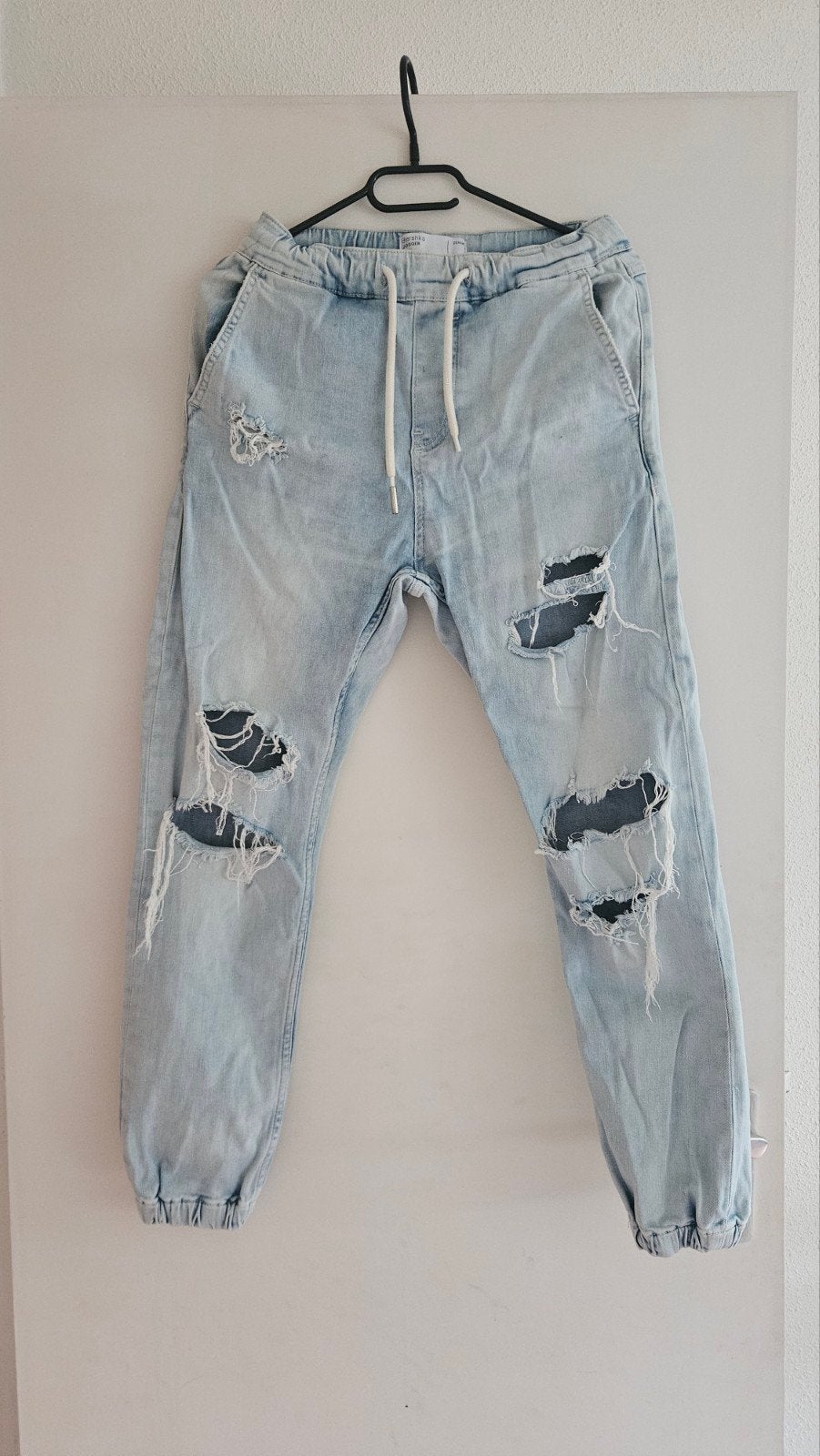 Bershka Jogger Jeans - Lichtblauw met gaten XS, Blauw, Overige jeansmaten, Ophalen of Verzenden, Bershka