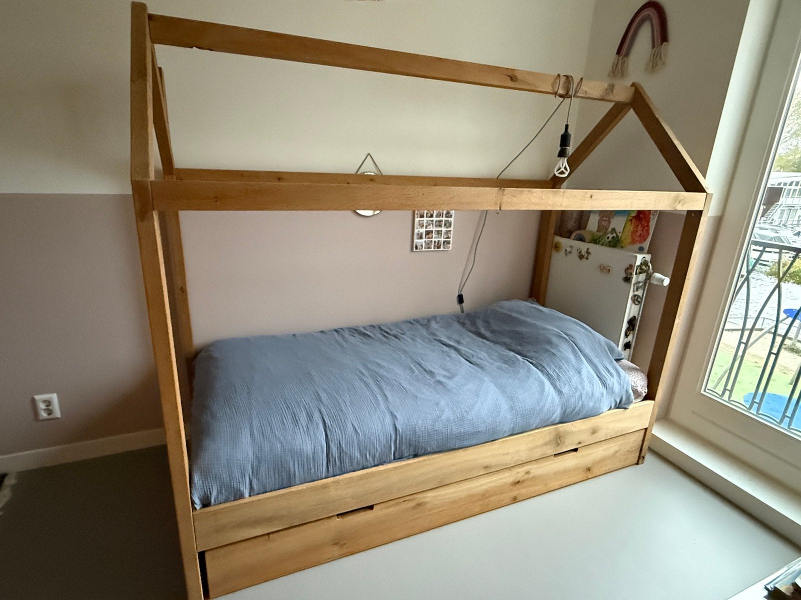 Huisjesbed van massief hout + uitschuifla voor extra matras, Ophalen, Gebruikt, 90 cm, Eenpersoons