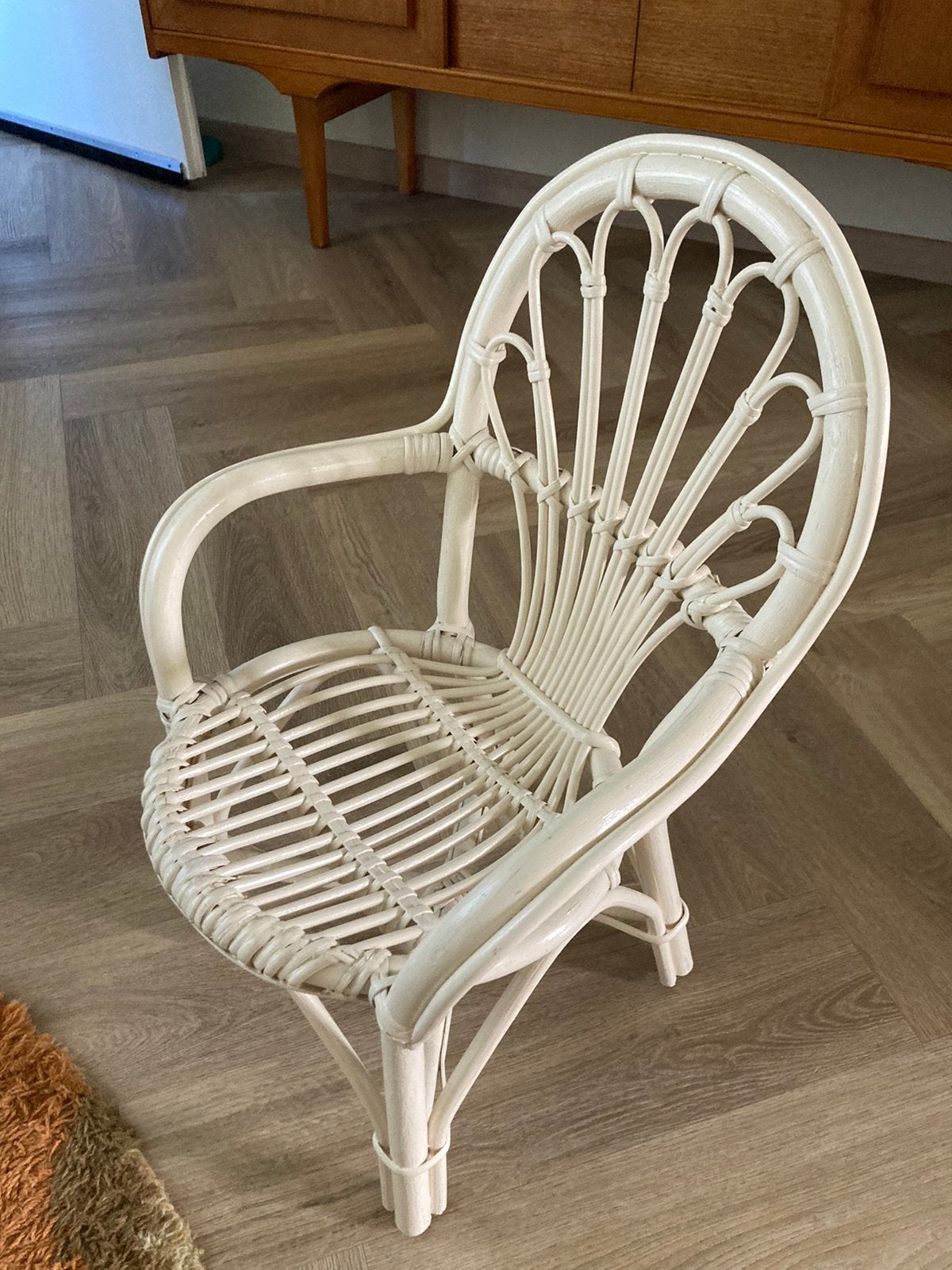 Rotan kinderstoeltje /pauwenstoel in hele goede conditie, Kinderen en Baby's, Kinderkamer | Tafels en Stoelen, Ophalen, Zo goed als nieuw