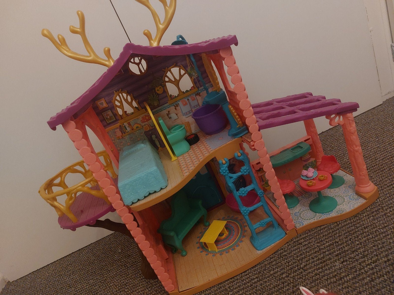 enchantimals poppenhuis met poppen, Kinderen en Baby's, Speelgoed | Poppenhuizen, Ophalen of Verzenden, Zo goed als nieuw, Poppenhuis