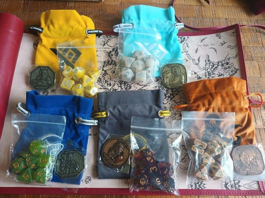 Officiële Dungeons & Dragons character dice met zakje & munt, Ophalen of Verzenden, Nieuw, Wizards of the Coast
