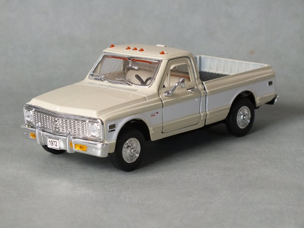 Chevrolet Chevenne 1972 creme 1:32, Ophalen of Verzenden, Zo goed als nieuw, Auto, Overige merken