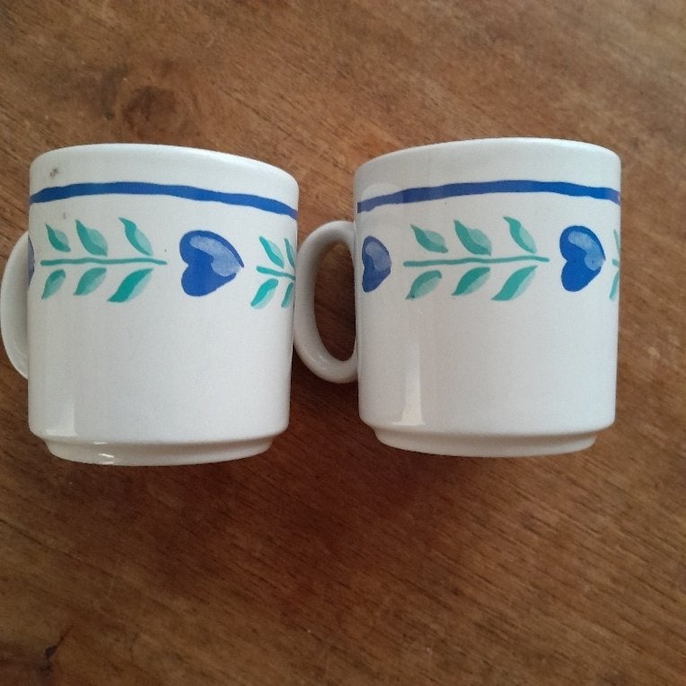 2 mokken wit met  groen/blauw decoratie, Gebruikt, Keramiek, Overige stijlen, Mok
