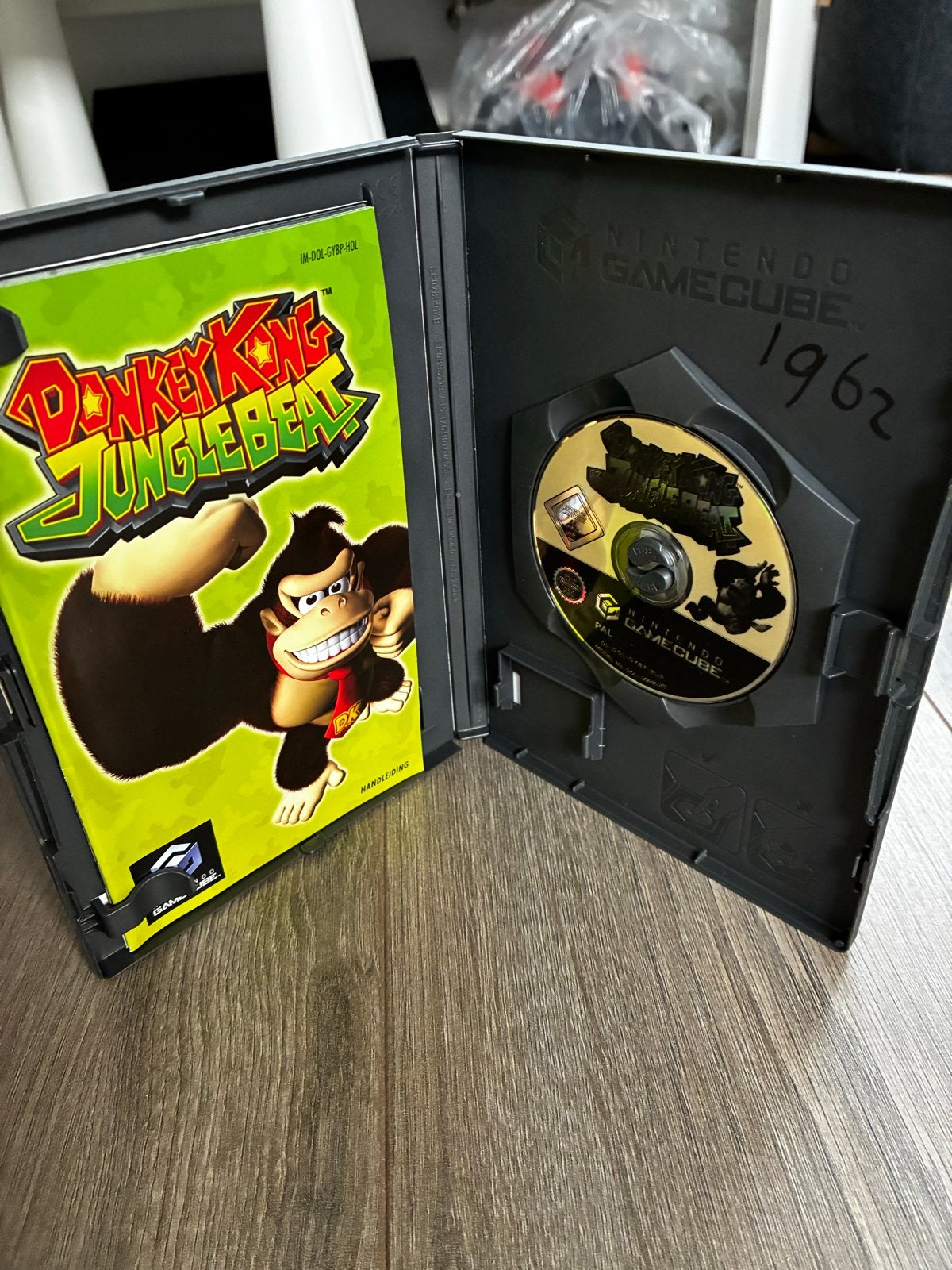 Donkey Kong Jungle Beat (GameCube) + Bongo, Spelcomputers en Games, Gebruikt, 1 speler, Ophalen of Verzenden, Vanaf 3 jaar