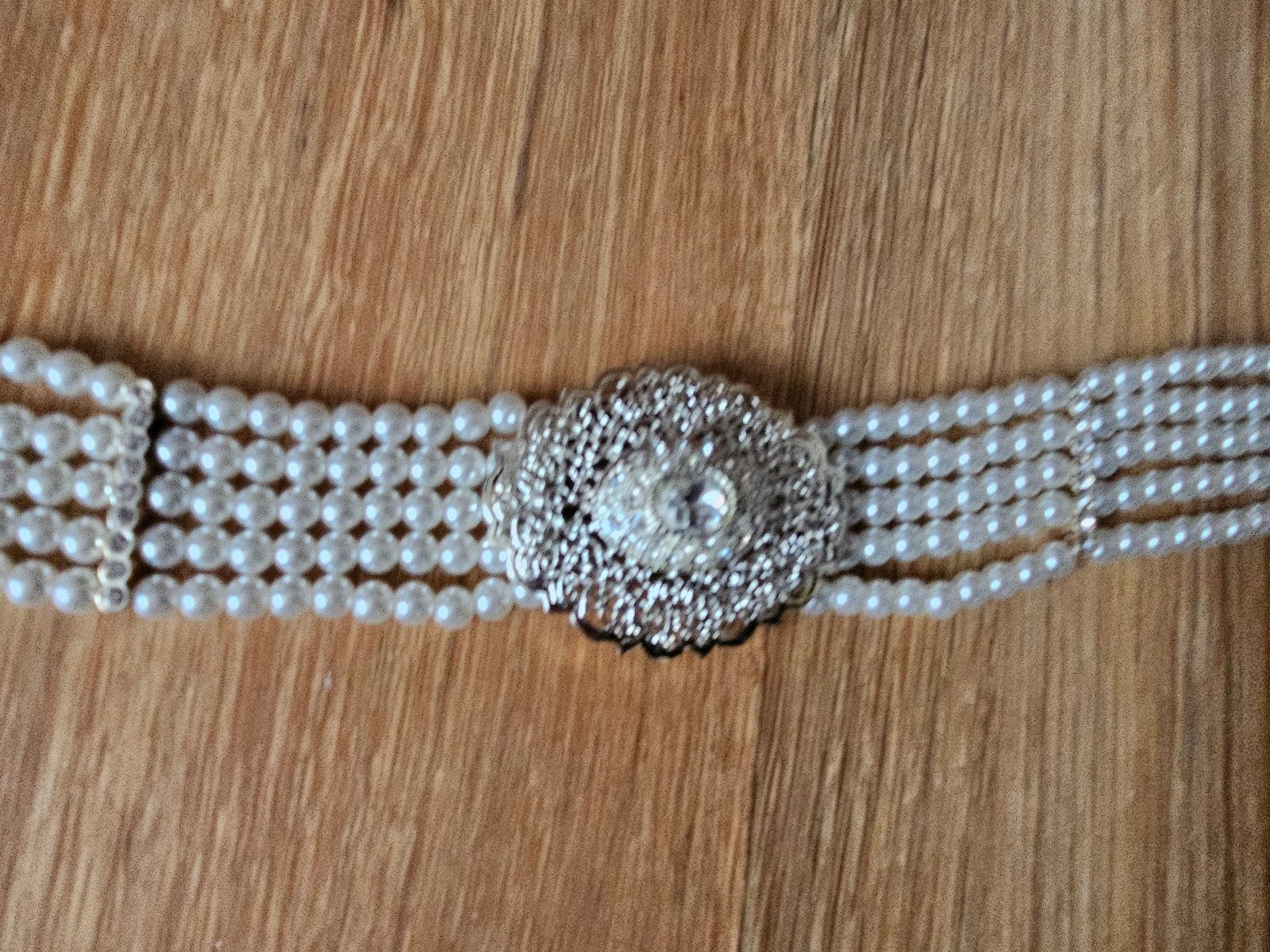 Elegante parel riem  met zilverkleurige ornamenten, Overige materialen, Wit, Nieuw, Ophalen of Verzenden