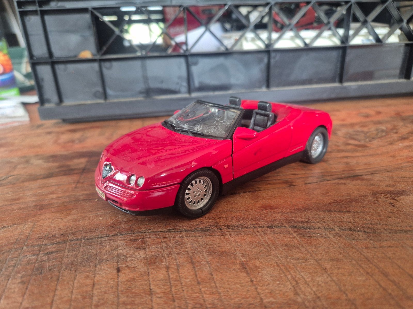 Rode Alfa Romeo Spider Speelgoedauto - Schaalmodel, Ophalen of Verzenden, Gebruikt, Auto, Overige merken