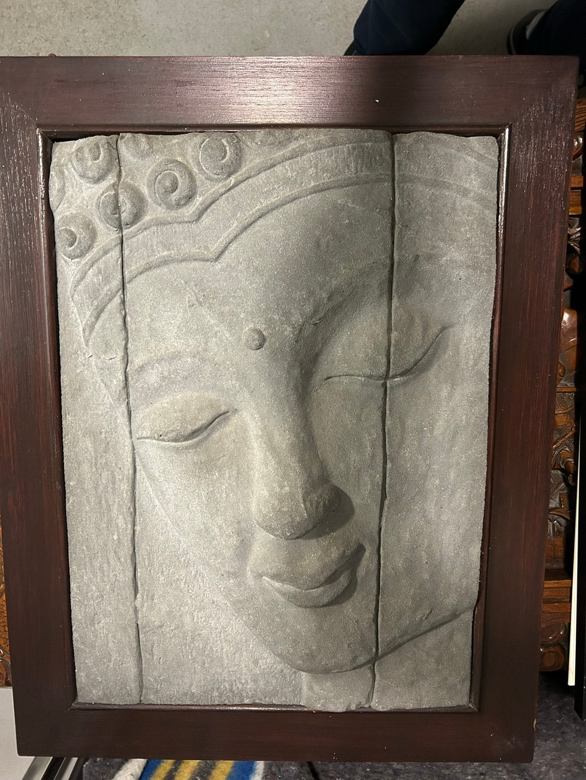 In beton gegoten budha beeld op massief hout, Ophalen, Zo goed als nieuw