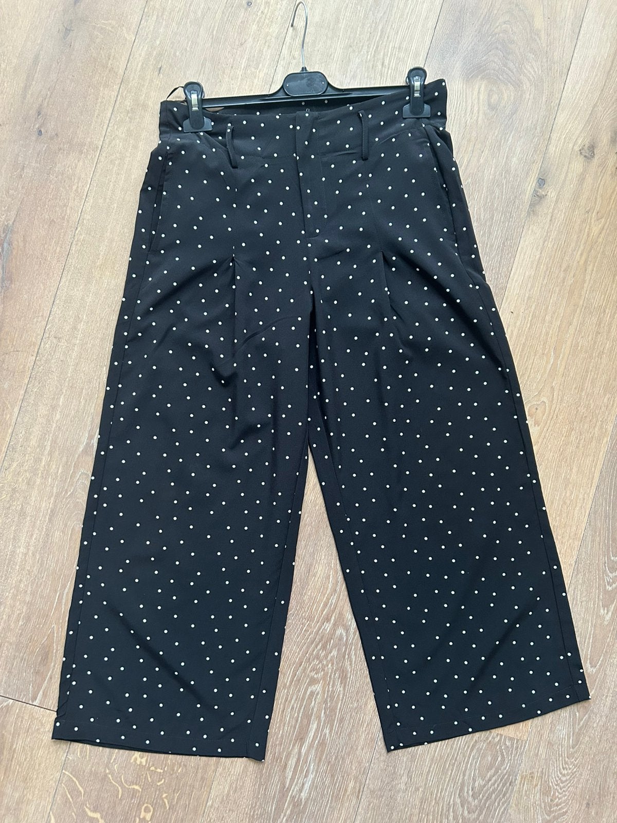 AKOZ driekwart broek zwart met witte bolletjes mt M, Maat 38/40 (M), -, Verzenden, Akoz