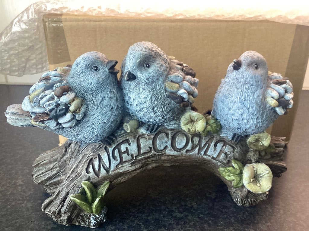 3 duiven 🐦 op boomstam tuinbeeld, Tuin en Terras, Tuinbeelden, Ophalen of Verzenden, Nieuw, Kunststof, Dierenbeeld