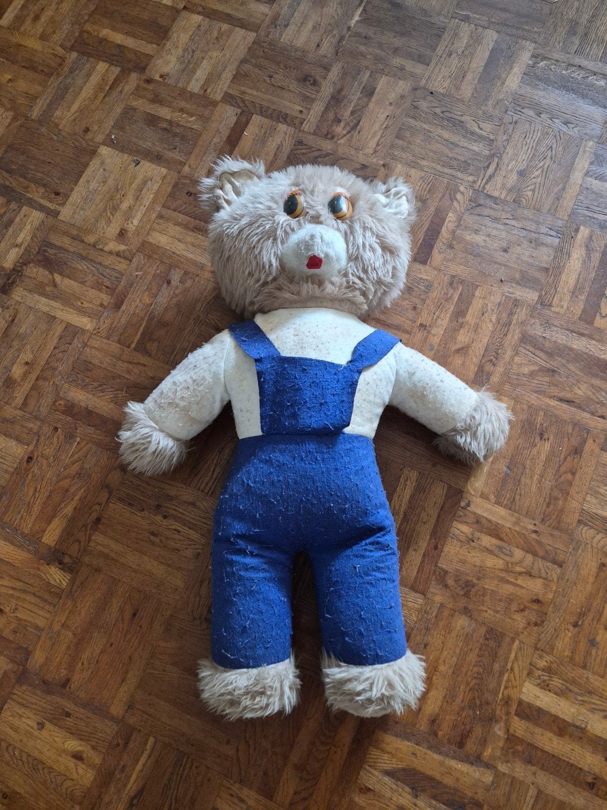 Vintage teddybeer in blauwe tuinbroek, Ophalen, Gebruikt, Beer, Middelgroot (20 tot 80 cm)