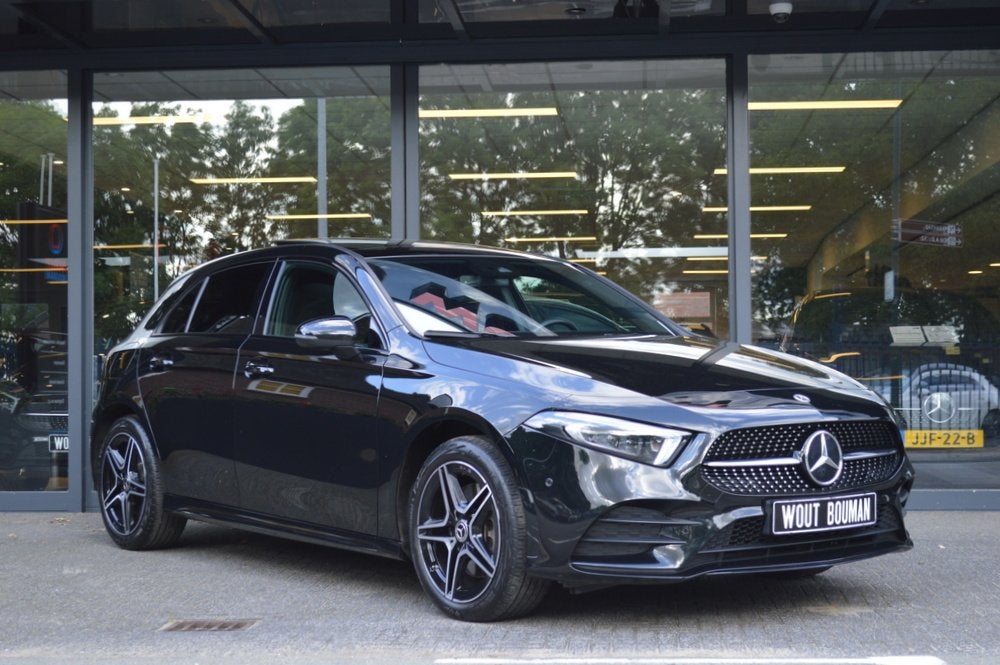 Mercedes-Benz A-Klasse 250 e AMG Multibeam Panorama Widescre, Auto's, Parkeerassistent, Gebruikt, 4 cilinders, Zwart