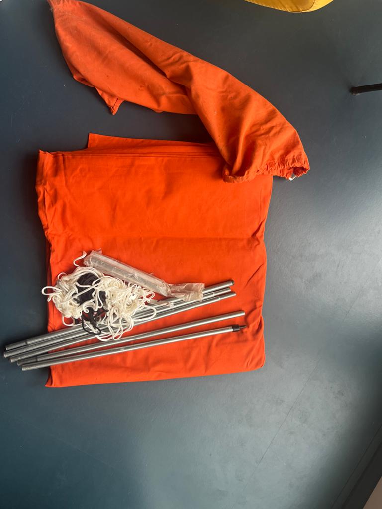 Oranje windscherm met stokken en touwen, Ophalen of Verzenden, Zo goed als nieuw, Jongen of Meisje