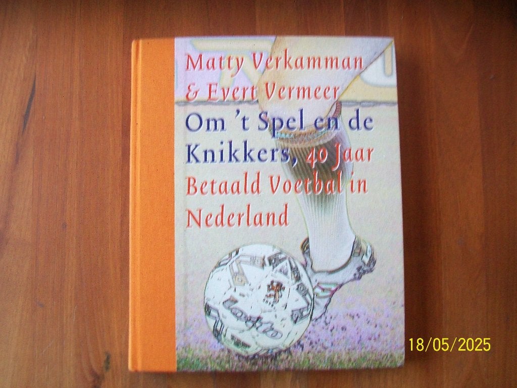 40 Jaar betaald voetbal Nederland ( Om 't Spel en de Knikker, Verzenden, Zo goed als nieuw, Overige binnenlandse clubs, Boek of Tijdschrift