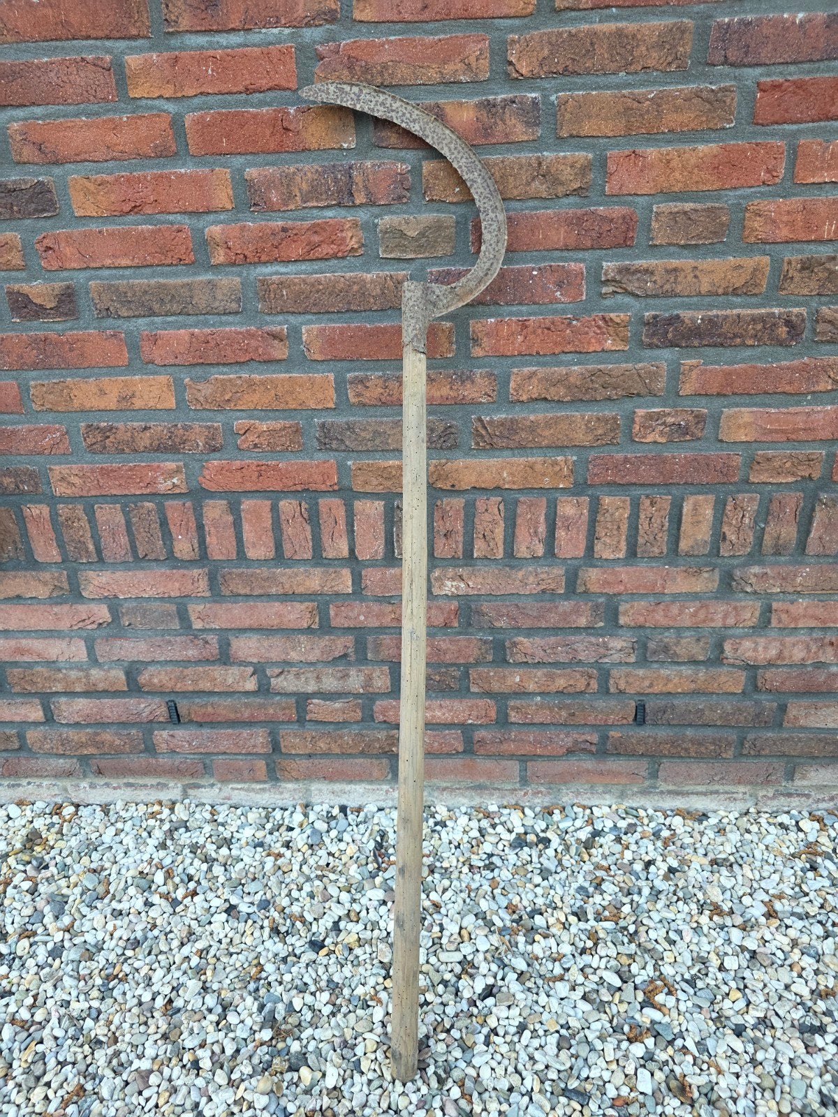Antiek! Vintage sikkel met lange steel - leuk als decoratie!, Ophalen