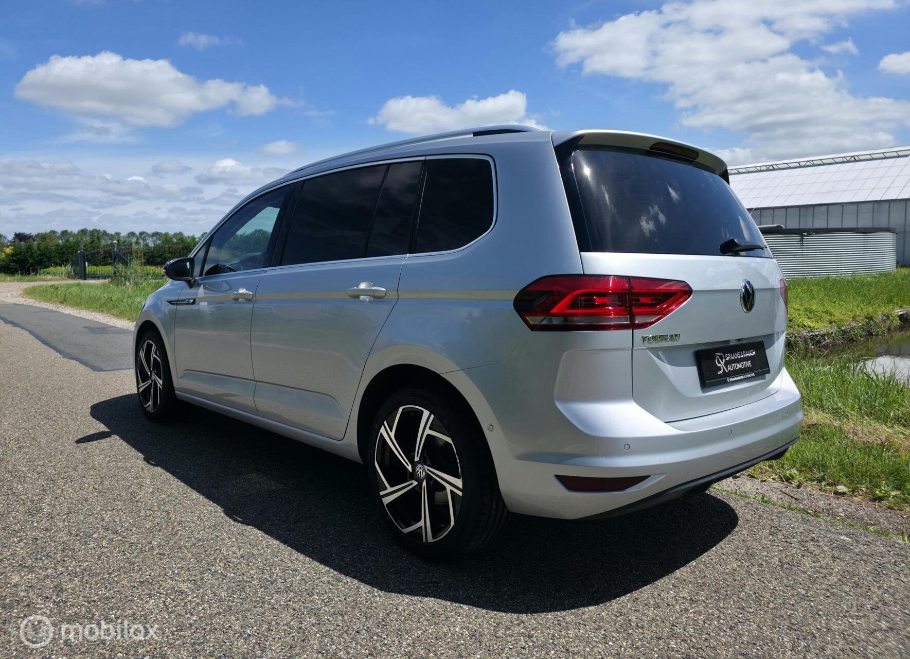 Volkswagen Touran 1.5 TSI R-Line / 5pers / Pano / El. Trekh, 15 km/l, Zwart, 4 cilinders, 150 pk