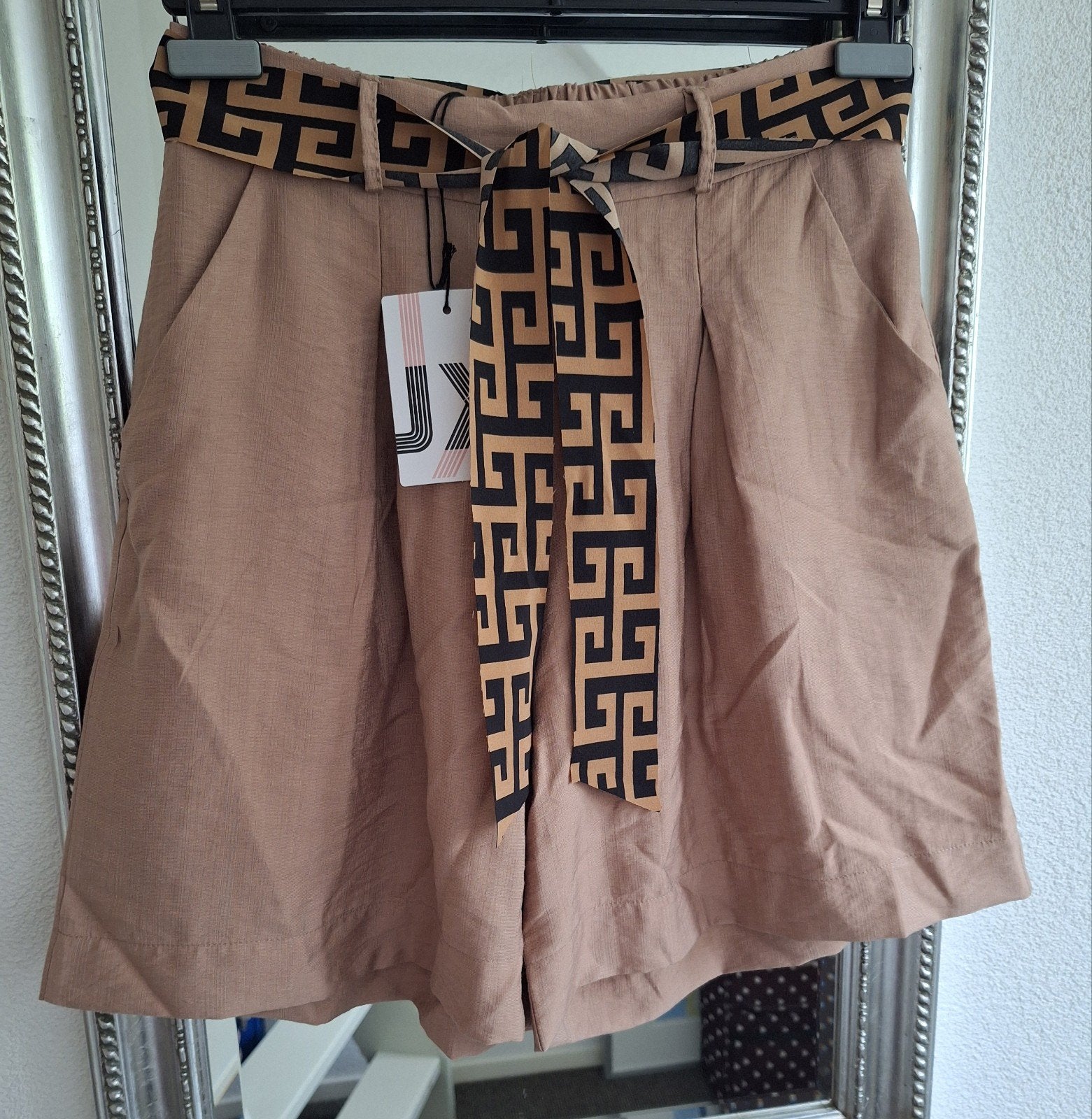 Prachtige camelkleurige zwierige shorts - one size tot 42

L, Maat 42/44 (L), Nieuw, Ophalen of Verzenden, J&X
