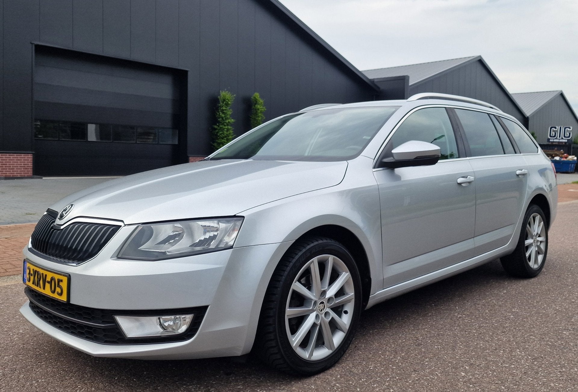 Skoda Octavia Combi 1.6 TDI Ambition AUTOMAAT NAVI PSENSOR C, Gebruikt, Euro 6, 4 cilinders, Origineel Nederlands