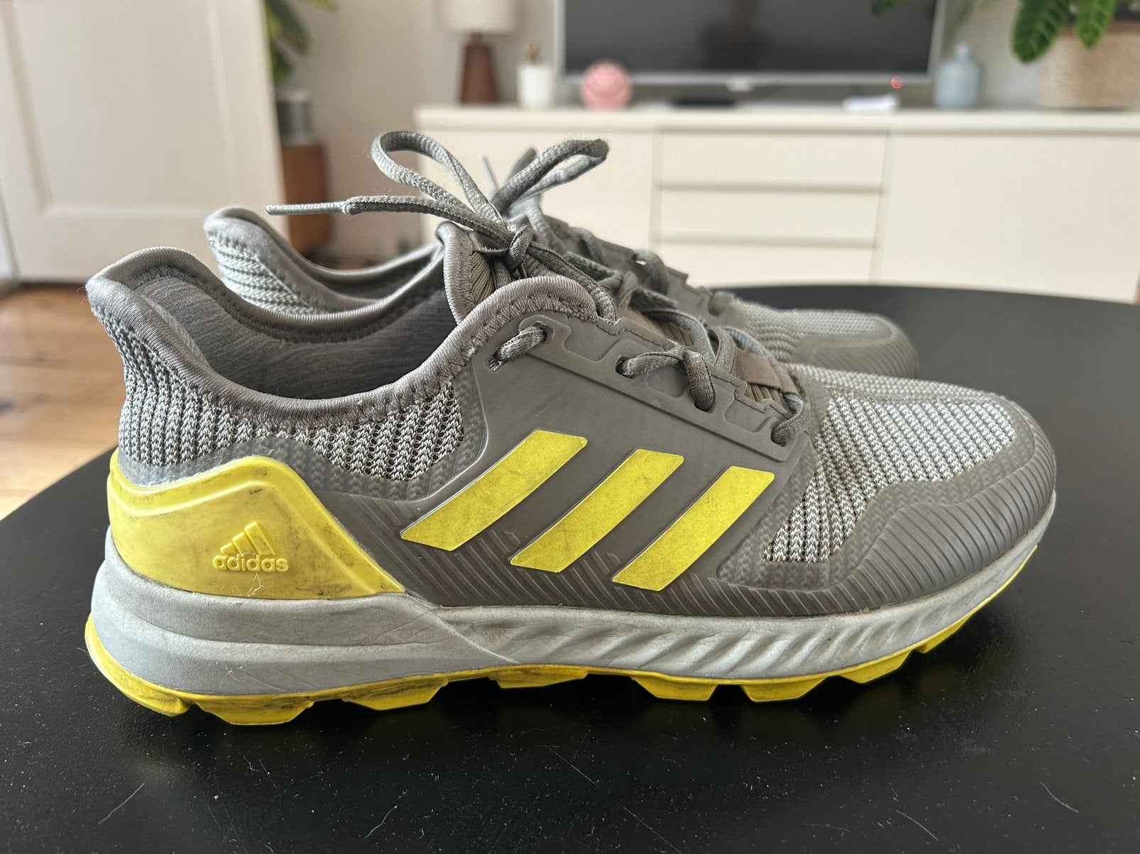 Kunstgras schoenen Adidas mt 40,5, Ophalen, Gebruikt, Schoenen