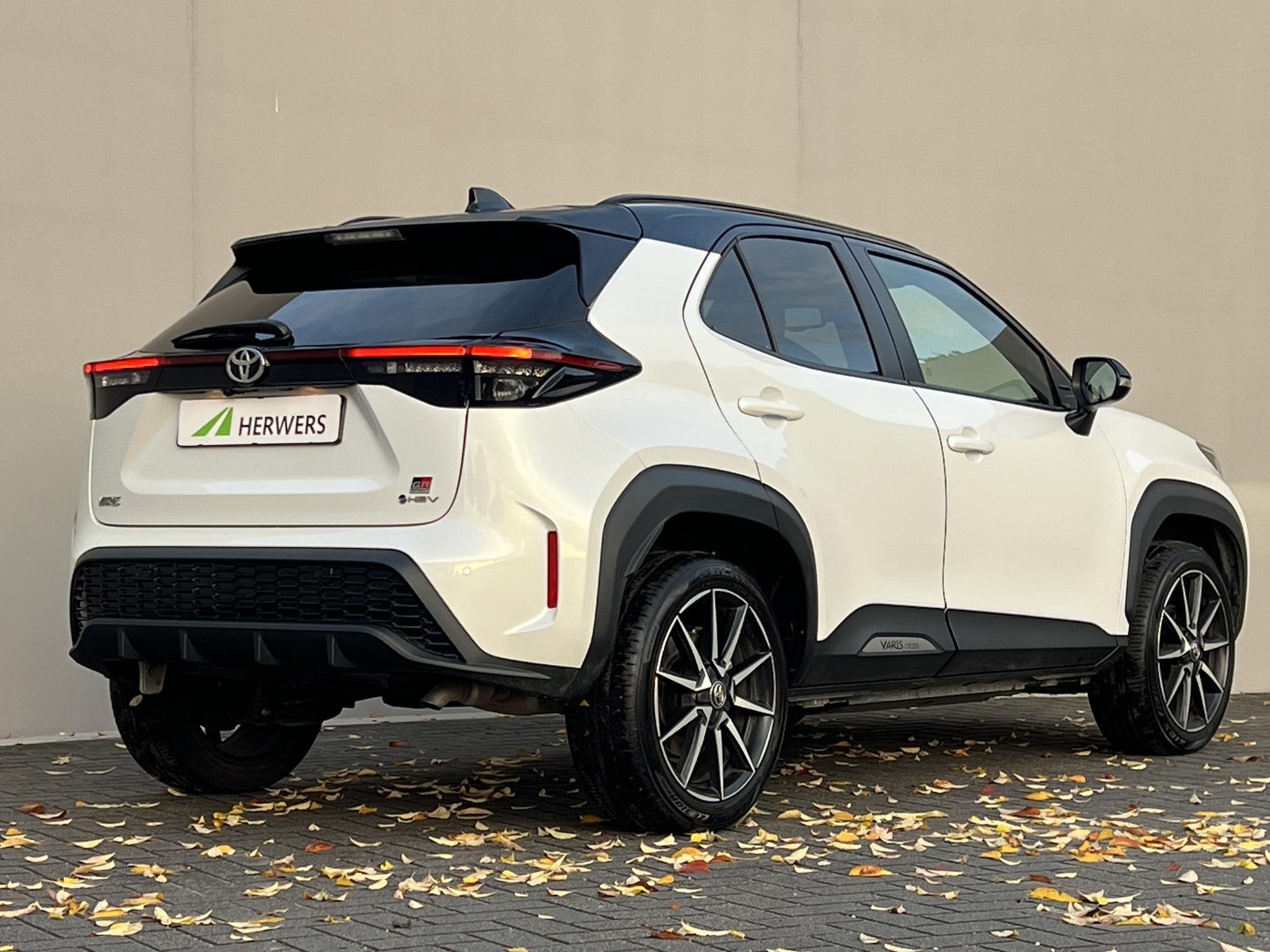 Toyota Yaris Cross 1.5 Hybrid 130 GR SPORT / Dealer onderhou, Auto's, Dealer onderhouden, Stof, Gebruikt, Wit