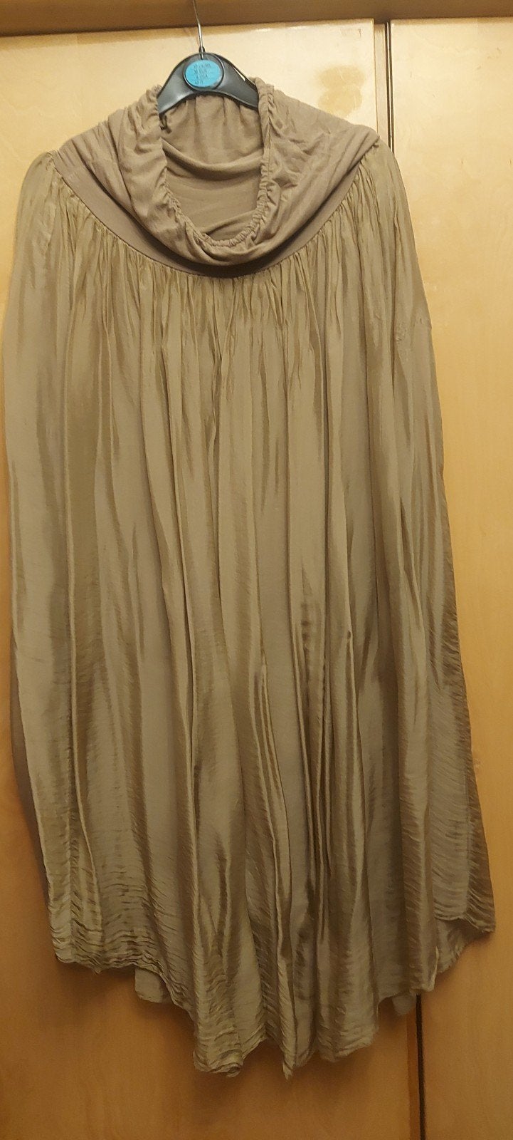 Rok lijkt zijde.. Glanzend soort gpudbeige maat 50, Kleding | Dames, Rokken, Maat 46/48 (XL) of groter, Ophalen of Verzenden, Zo goed als nieuw
