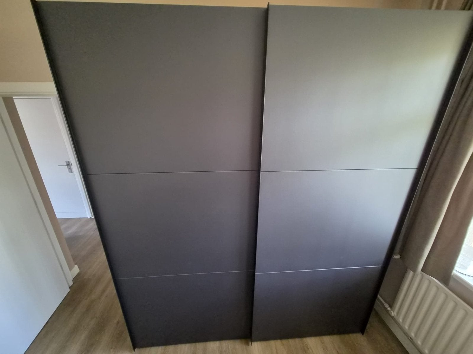 HACO Moderne zwarte kledingkast met schuifdeuren, Huis en Inrichting, Ophalen, Gebruikt, 200 cm of meer, 200 cm of meer