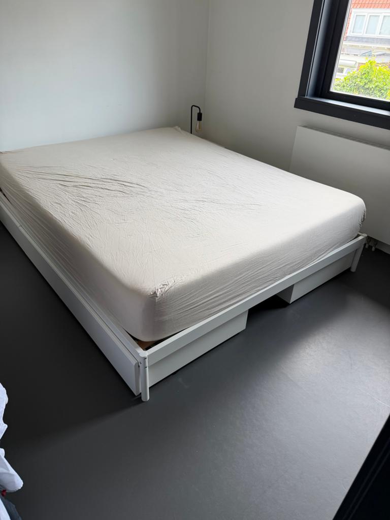 Bed inclusief latten bodem, mateas 160 x 200, Wit, Tweepersoons, Ophalen of Verzenden, Zo goed als nieuw