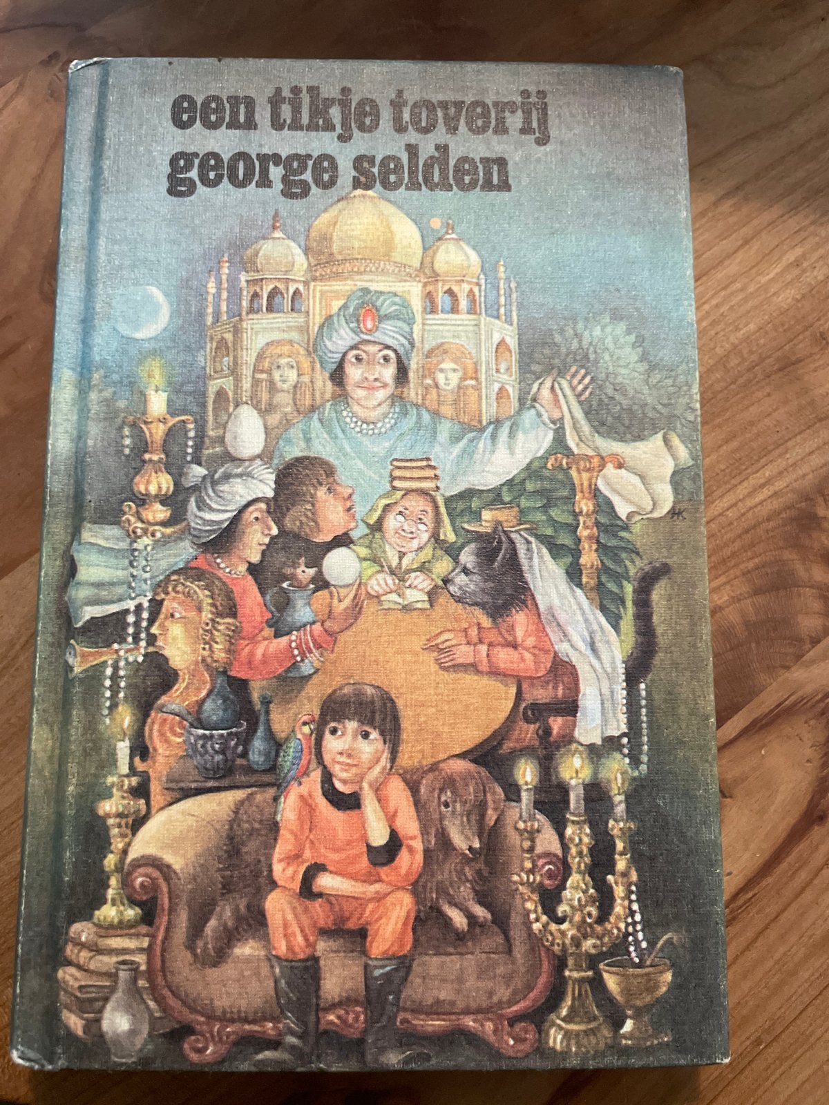 Een Tikje Toverij - George Selden (1976), Boeken, Ophalen of Verzenden, Gelezen, Fictie
