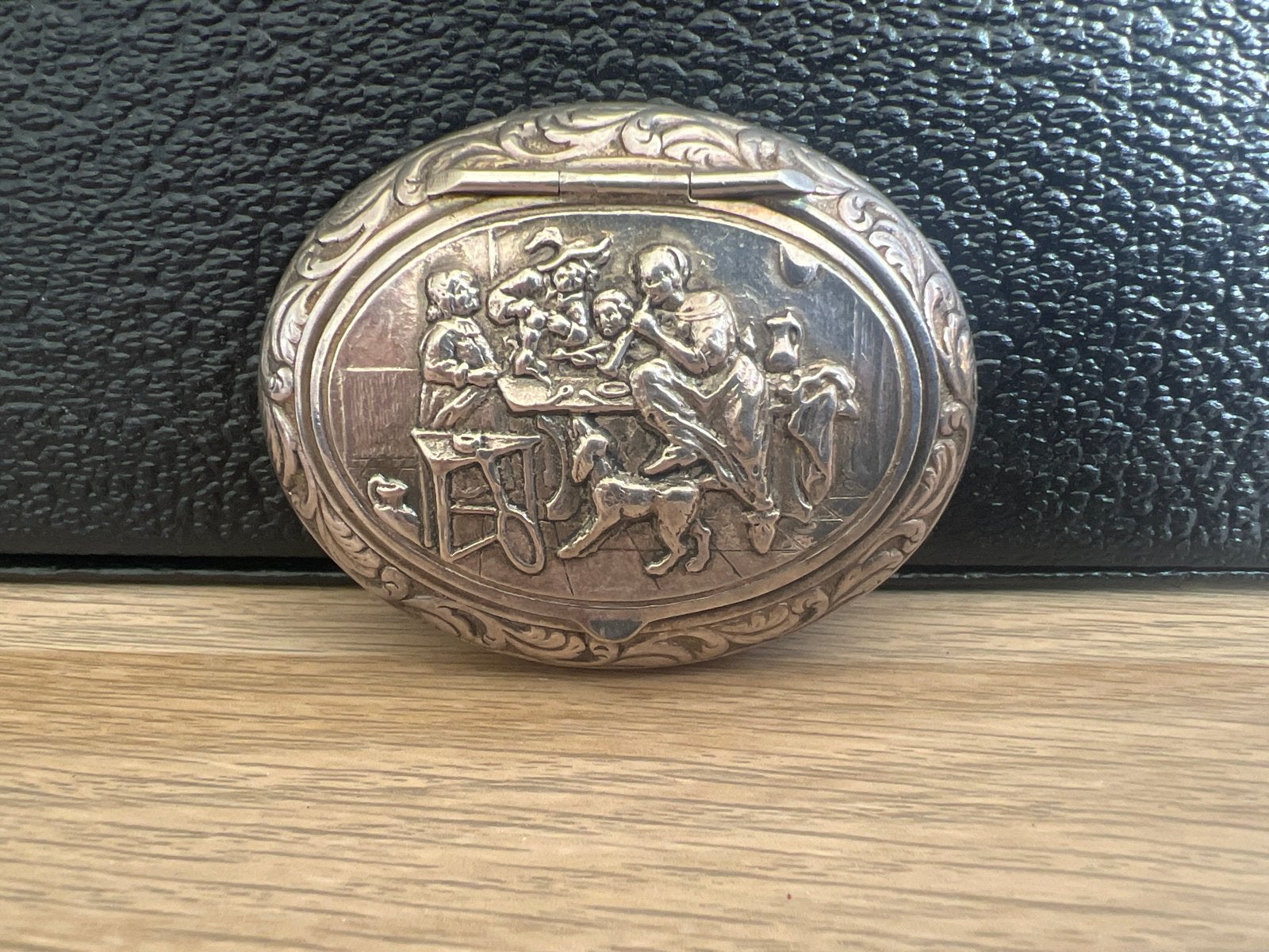 Antiek Pillendoosje met Reliëfdecoratie, Ophalen of Verzenden