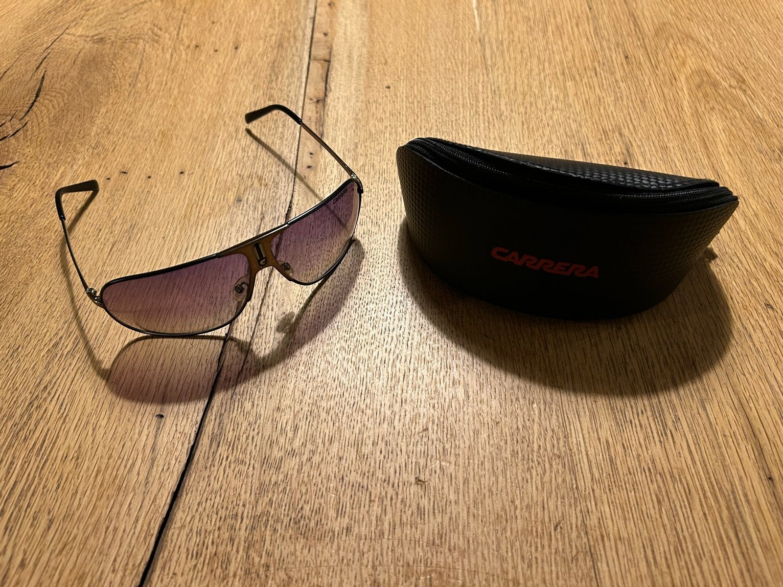 Carrera zonnebril met paarse glazen en etui, Gebruikt, Zonnebril, Ophalen of Verzenden, Paars
