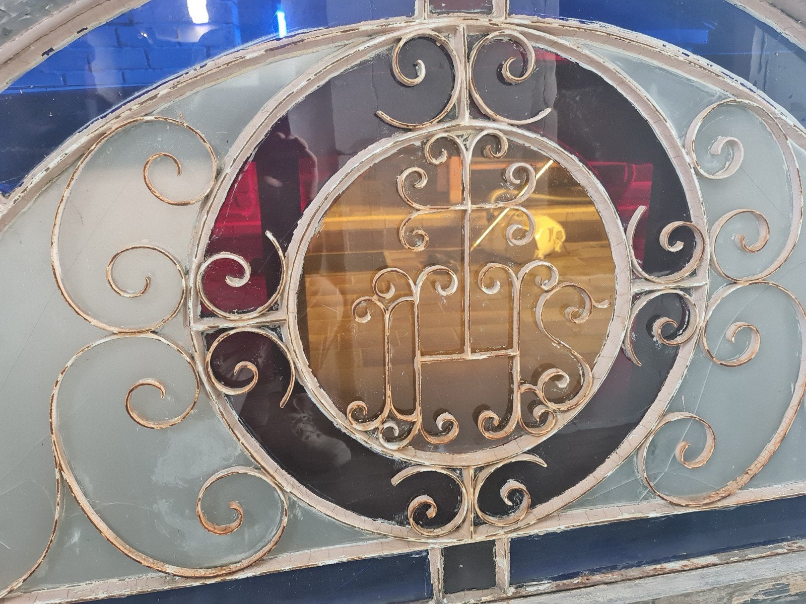 Antiek glas-in-lood raam met smeedijzeren ornamenten, Antiek en Kunst, Ophalen of Verzenden