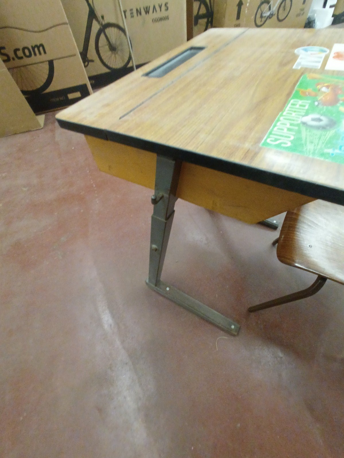 school bureau met vintage stoeltje, Ophalen