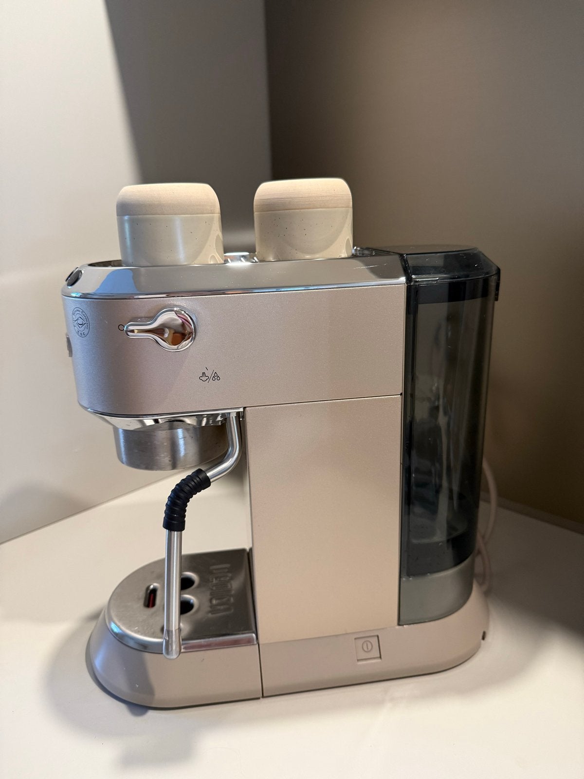 De'Longhi Dedica EC685 Espresso Apparaat - Zo goed als nieuw, Afneembaar waterreservoir, Espresso apparaat, Gemalen koffie, Ophalen of Verzenden