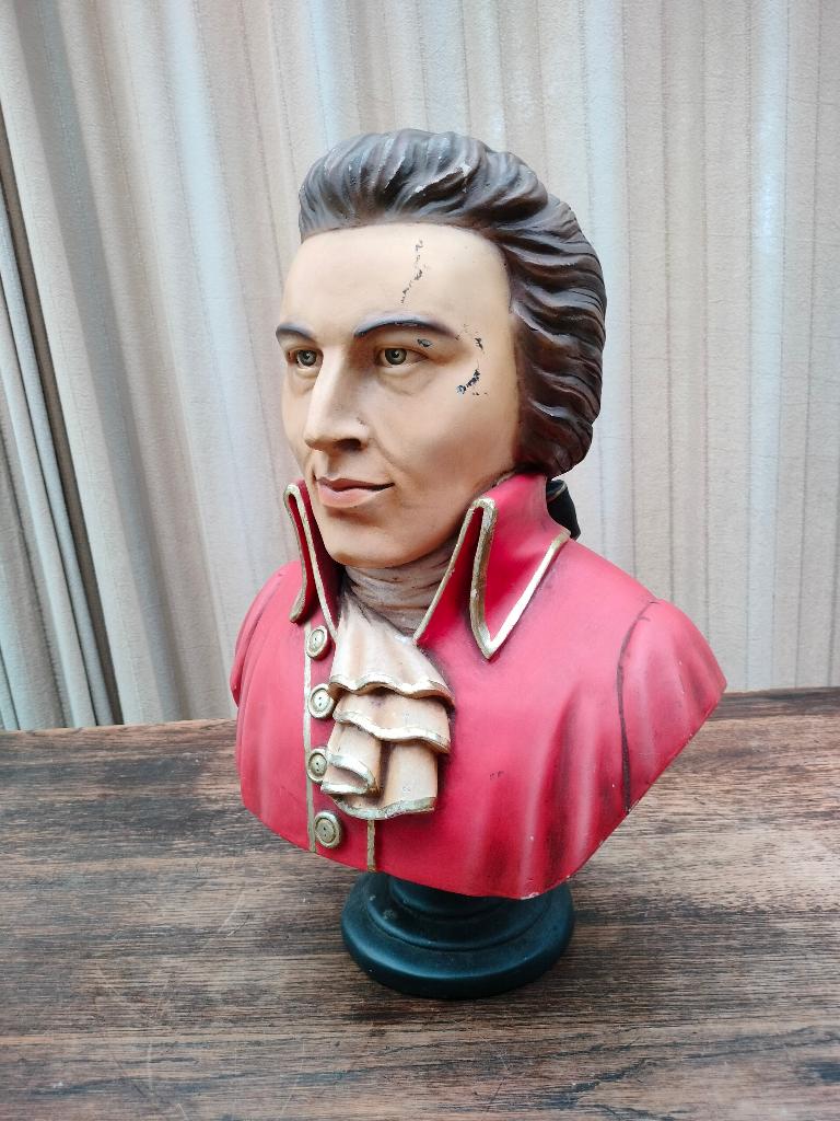 Buste Mozart. Geschilderd. Hoogte 51 cm., Ophalen