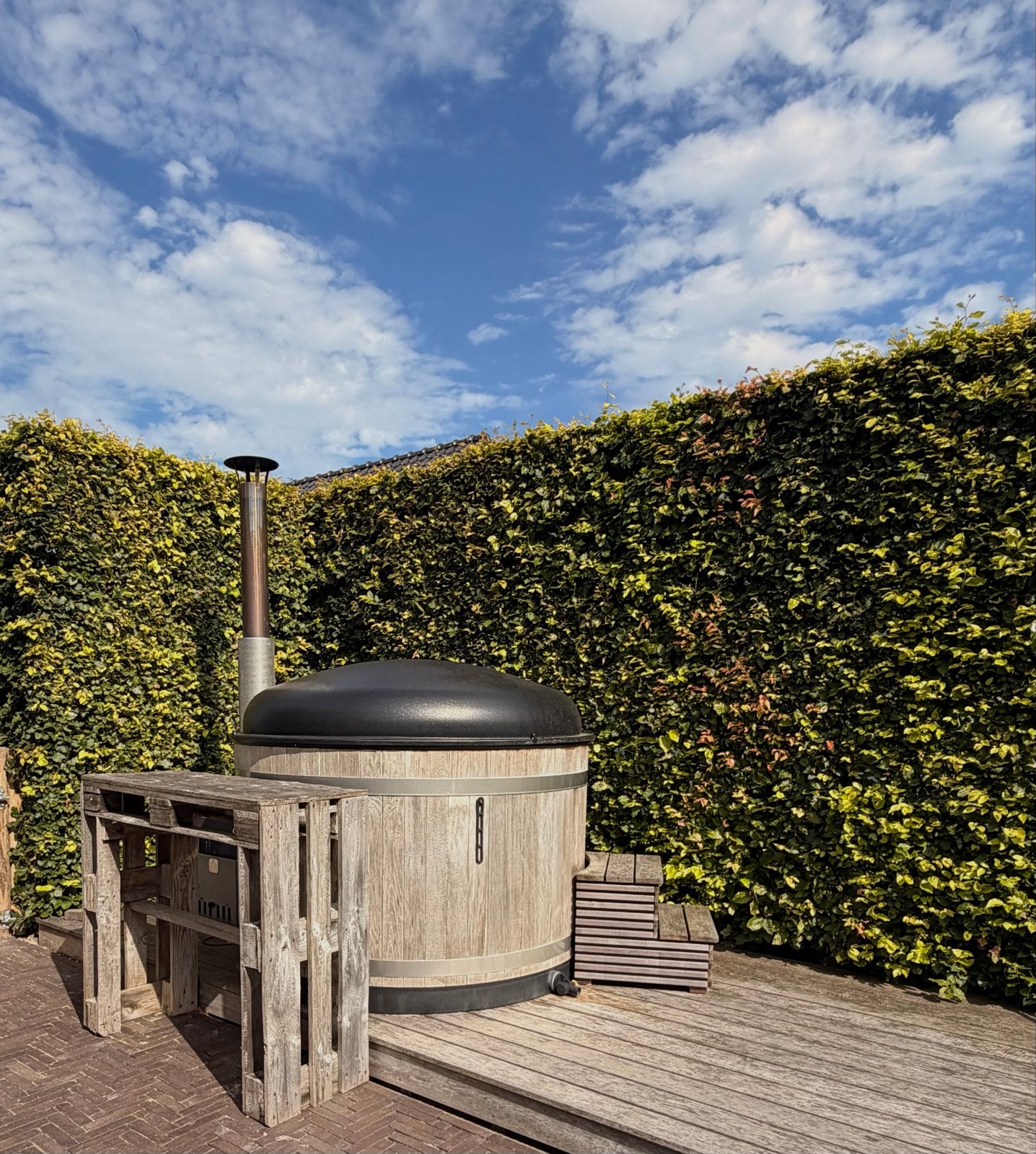 Kirami Cozy Red Cedar Hottub met LED en accessoires, Ophalen, Gebruikt, Afdekzeil, Vast