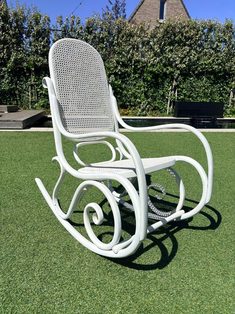 Witte schommelstoel met rotan zitting en rugleuning, Ophalen