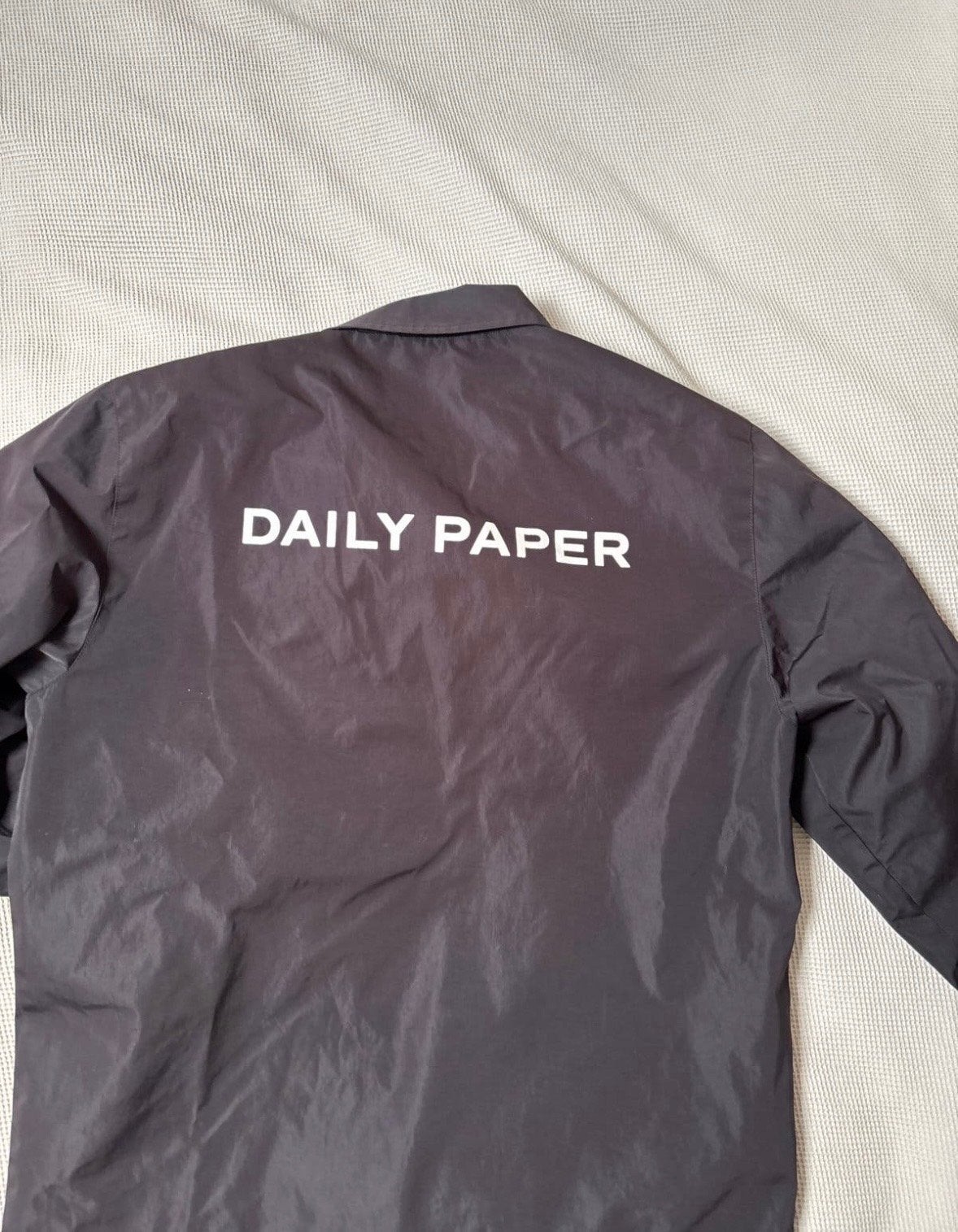 Daily Paper Coach Jacket Zwart Maat M, Ophalen of Verzenden, Zo goed als nieuw, Maat 48/50 (M), Zwart