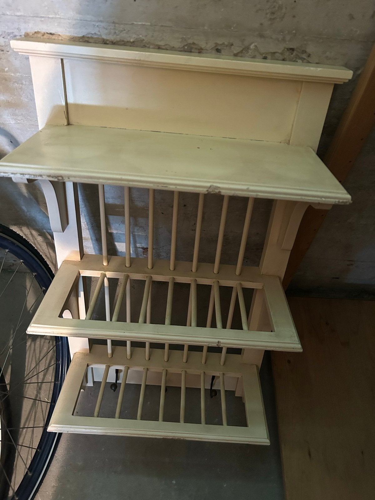 Vintage houten wandrek met bordenrekken en haken, Ophalen, Gebruikt