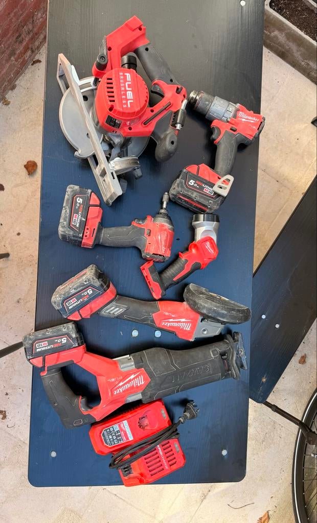 Milwaukee Gereedschapset met Accu's en Lader, Doe-het-zelf en Verbouw, Gereedschap | Overige machines, Ophalen of Verzenden, Gebruikt