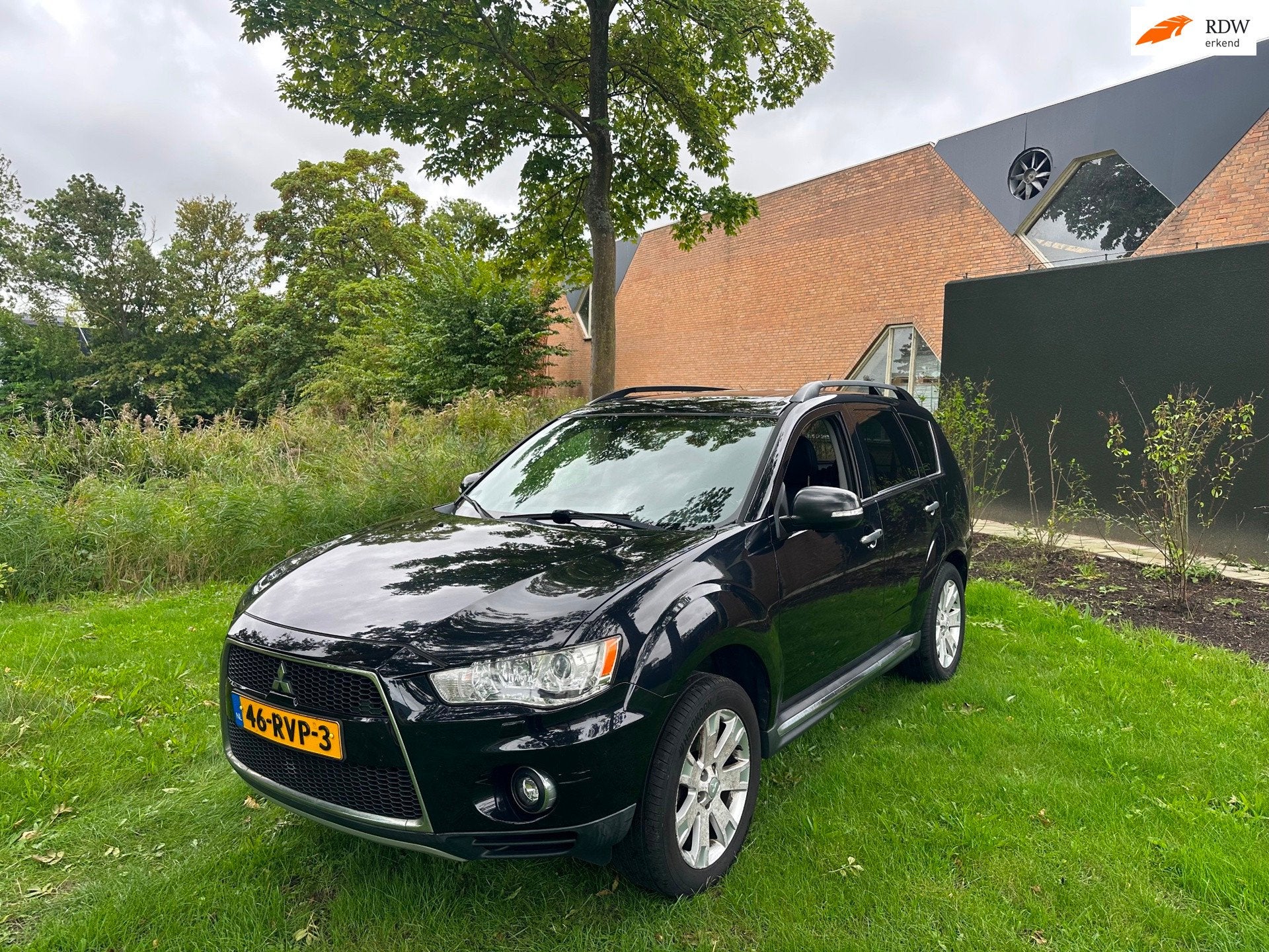 Mitsubishi Outlander 2.0 Instyle Airco Pano PDC Xenon Trekha, Auto's, 4 cilinders, Bedrijf, SUV of Terreinwagen, 84 €/maand