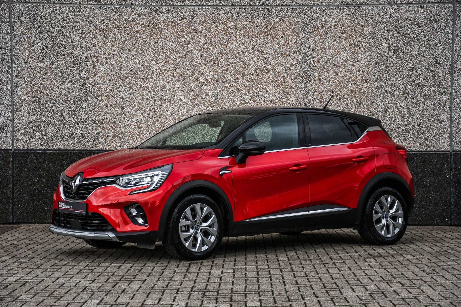 Renault Captur 1.6 E-Tech Plug-in Hybrid 160 Intens, Gebruikt, Zwart, 4 cilinders, 160 pk