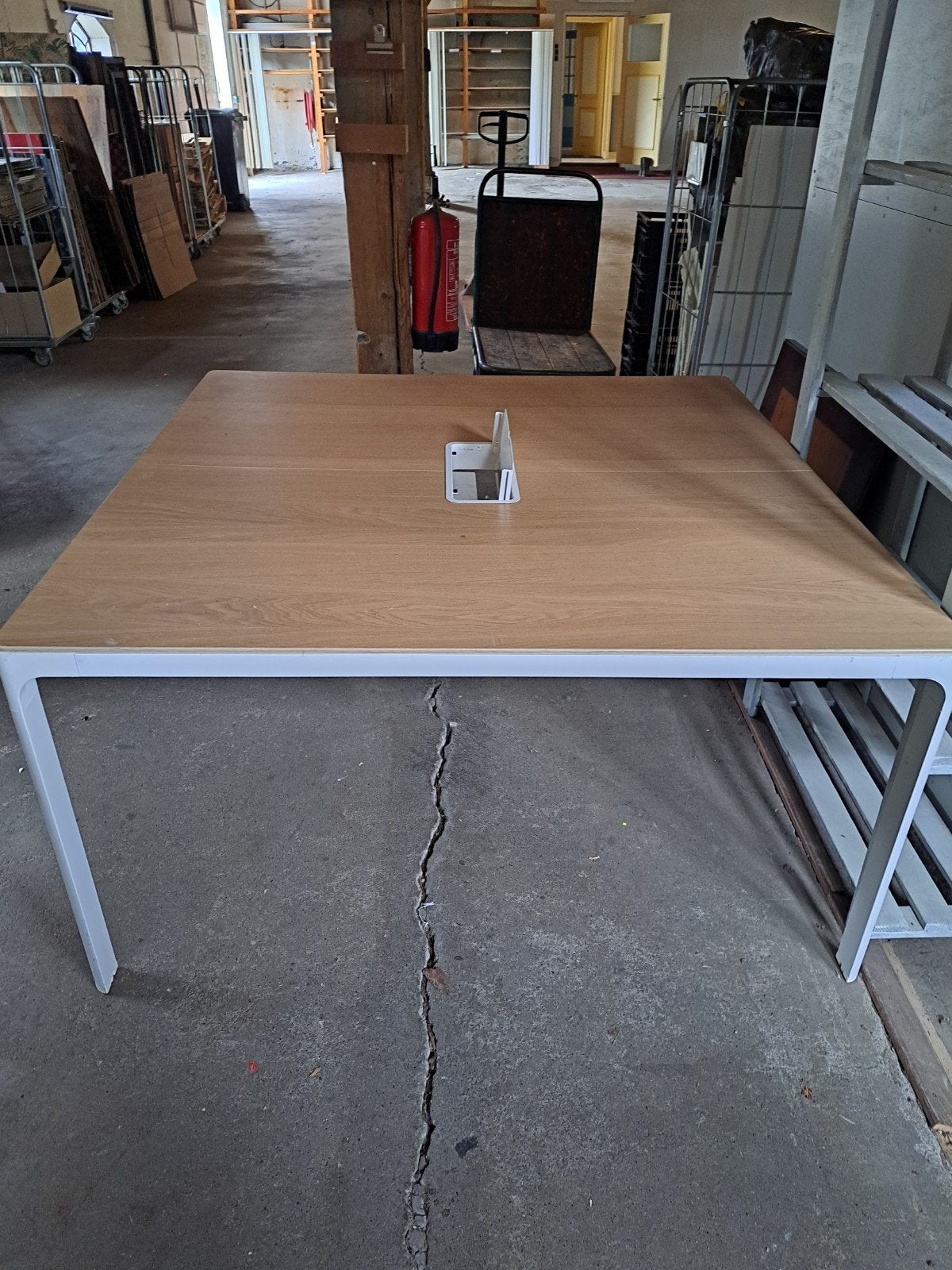Ikea Bekant vergadertafel - Stijlvol en functioneel, Overige houtsoorten, Gebruikt, Modern, Scandinavisch, Vierkant