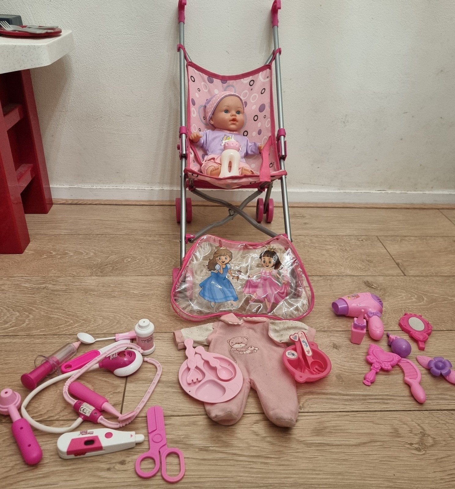 Babypop met kinderwagen, kleding en accessoires, Ophalen of Verzenden, Gebruikt, Babypop