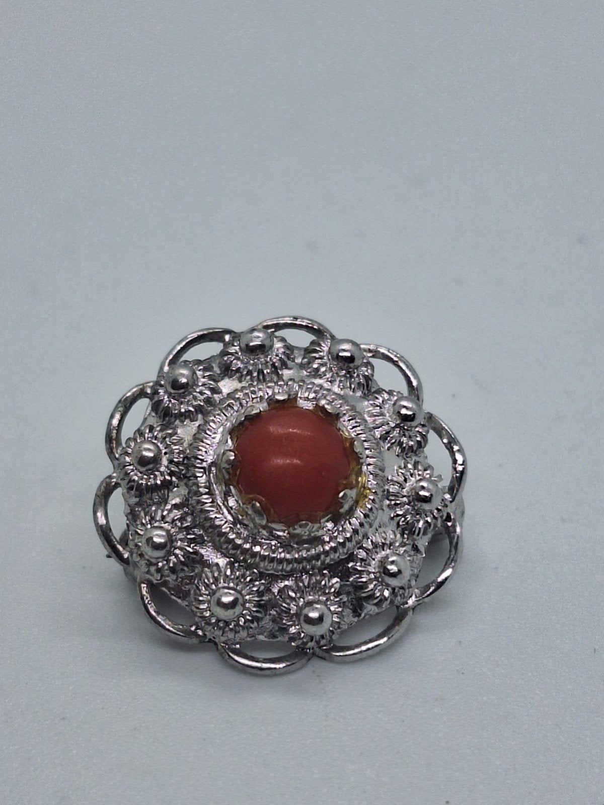 Zeeuwse Knoop Broche met Bloedkoraal - Zilver, Gebruikt, Minder dan 4 cm, Ophalen of Verzenden, Met edelsteen