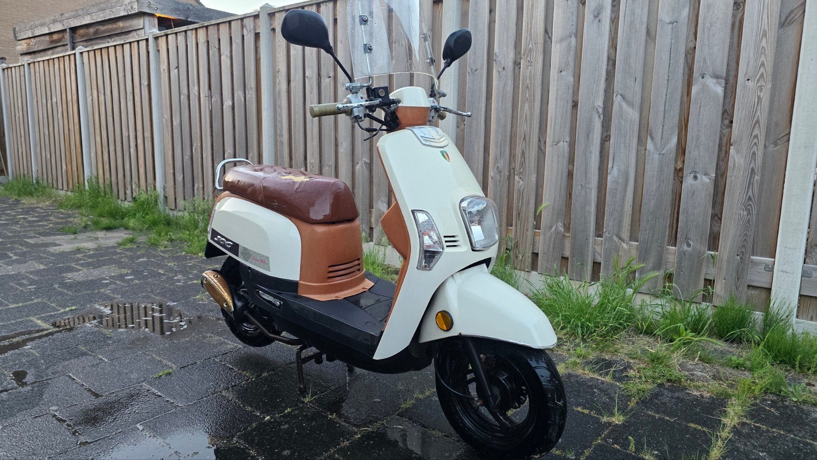 BTC Scooter - Bruin/Wit - Gebruikt, Fietsen en Brommers, Snorfietsen en Snorscooters, Gebruikt, Overige merken, Benzine, Ophalen