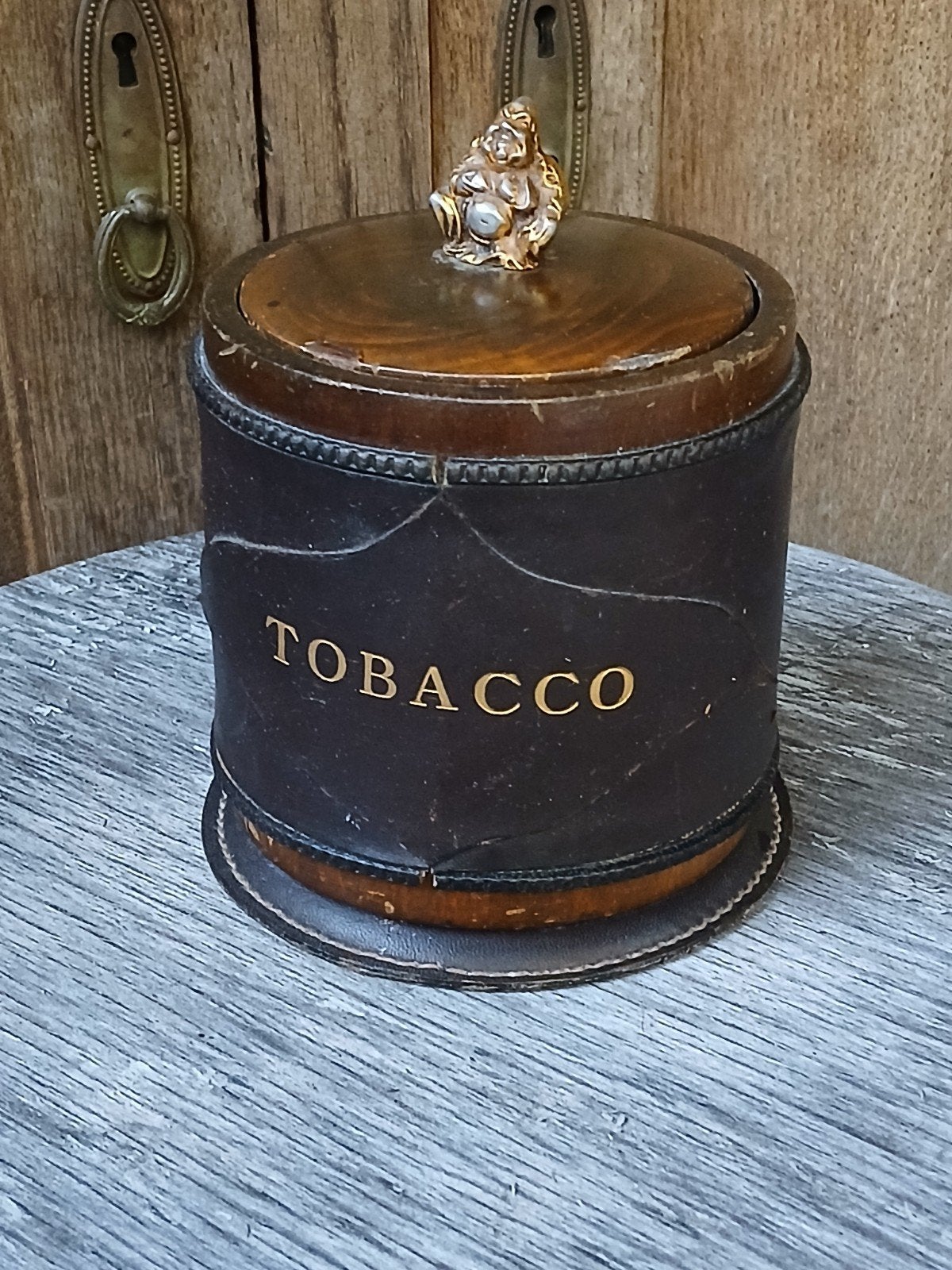 Antieke tabaksdoos van hout en leer met messing decoratie, Ophalen of Verzenden, Gebruikt, Tabaksdoos of Verpakking