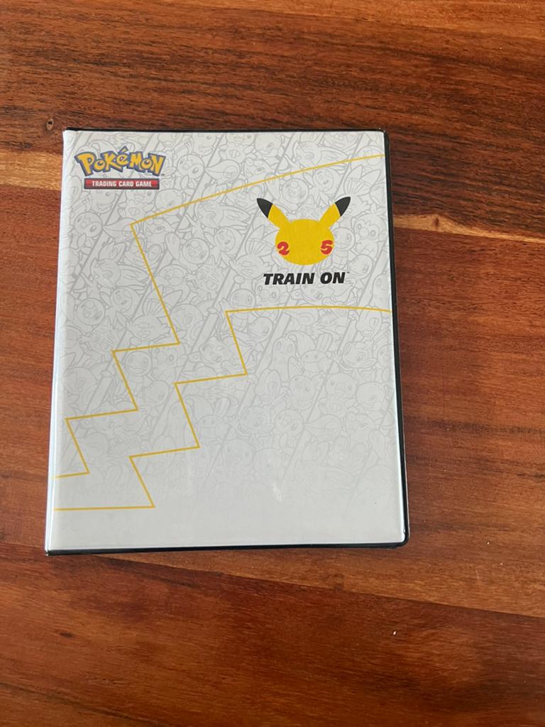 Pokémon Jumbo Kaarten Verzamelmap (25 jaar editie), Ophalen of Verzenden, Zo goed als nieuw, Boek of Catalogus