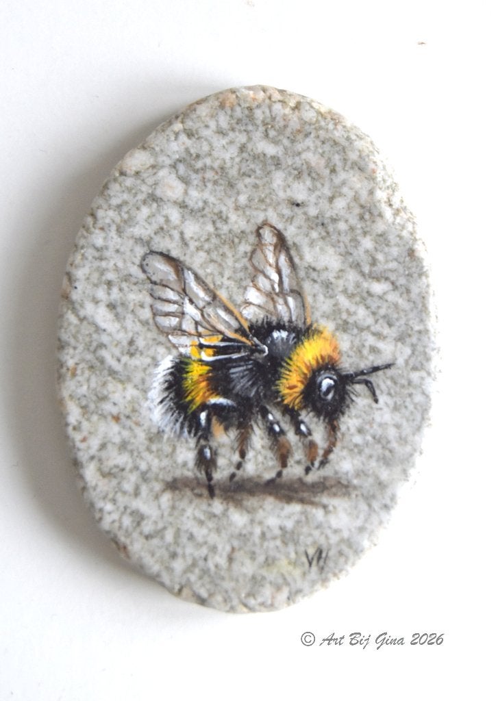 Vliegende hommel geschilderd op een mooi stenen schijfje, Ophalen of Verzenden