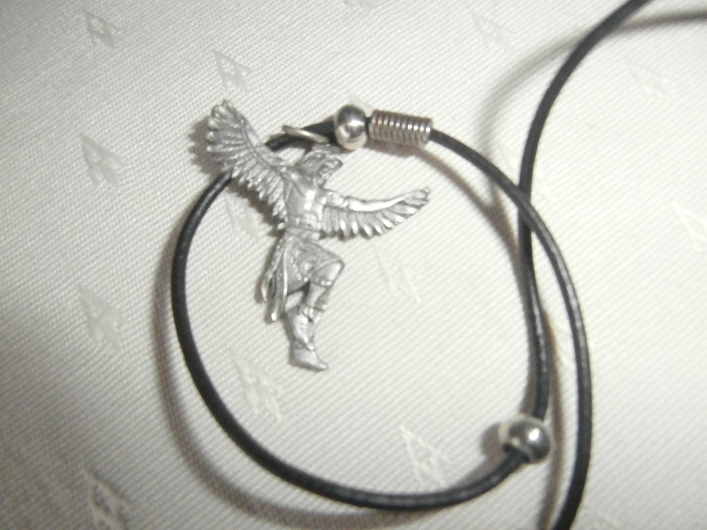 kettinghanger Touwtjes ketting ijzer hanger man met vleugels, Overige materialen, Gebruikt, Overige voorstellingen, Ophalen of Verzenden