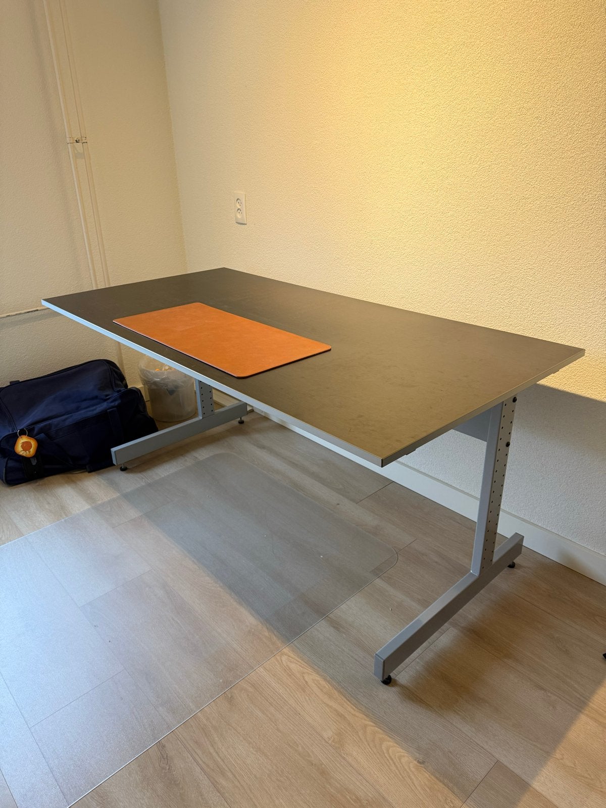 Modern grijs bureau - IKEA, Ophalen, 160 cm, Gebruikt, Metaal